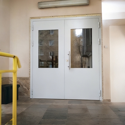 Дверь с большими стеклами